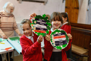Two children with their advent wreath craft